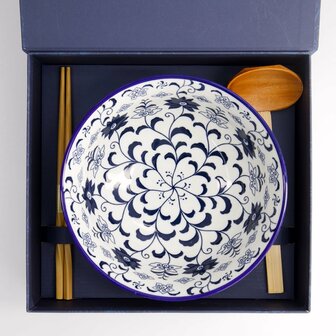 Tokyo Design Studio &ndash; Tokyo Blue &ndash; Botan &nbsp;&ndash;&nbsp; Geschenkset&nbsp;(1x Ramenkom 1300 ml, 1x ramenlepel, 1 paar stokjes)